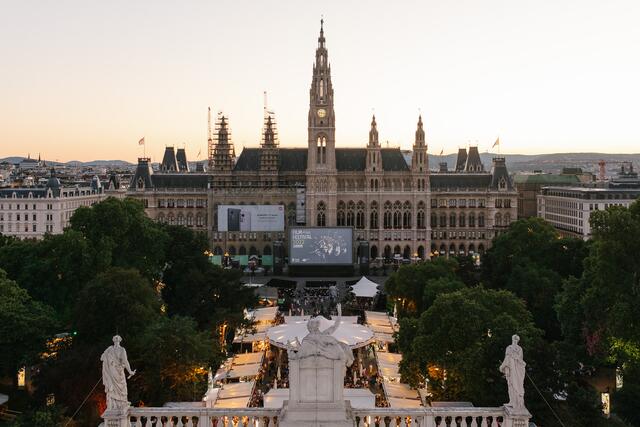 Mit EM-Public-Viewing und Film Festival wird der Rathausplatz 2024 gleich zur doppelten Open-Air-Area. | Foto: stadt wien marketing/Theresa Wey