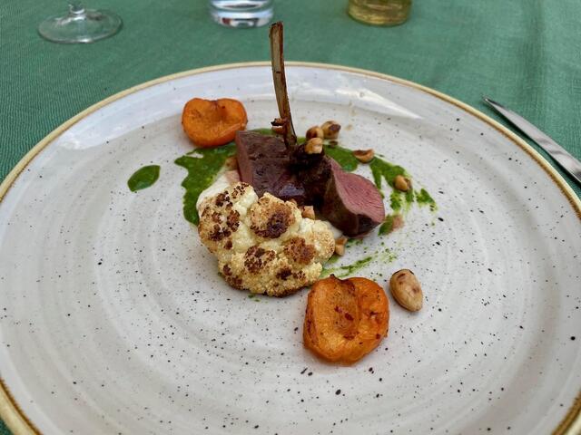 Kotelette vom Rehrücken mit Marille. Petersilsoße und gerösteten Haselnüssen.