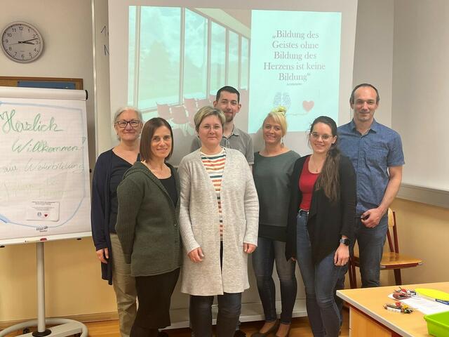 Direktorin Michaela Renner, MSc, Lehrgangsleitung Manuela Wiesner, MSc, Doris Kindler, Stefan Schwandegger, Bettina Mühlbach, Julia Schindler und Christian Kober. | Foto: LK Stockerau