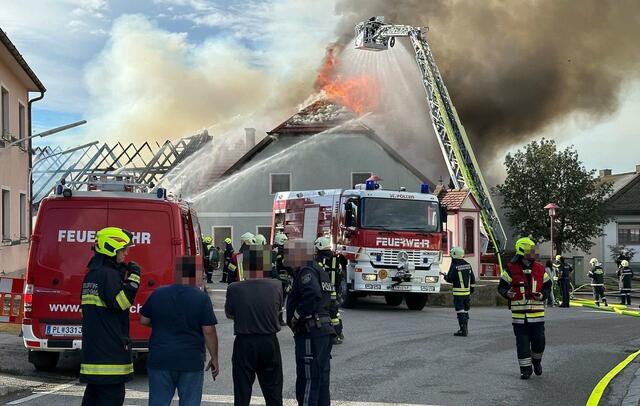 Ein Großbrand ist mitten in der Ortschaft auf einem Bauernhof in einer großen Halle ausgebrochen. | Foto: DOKU-NÖ