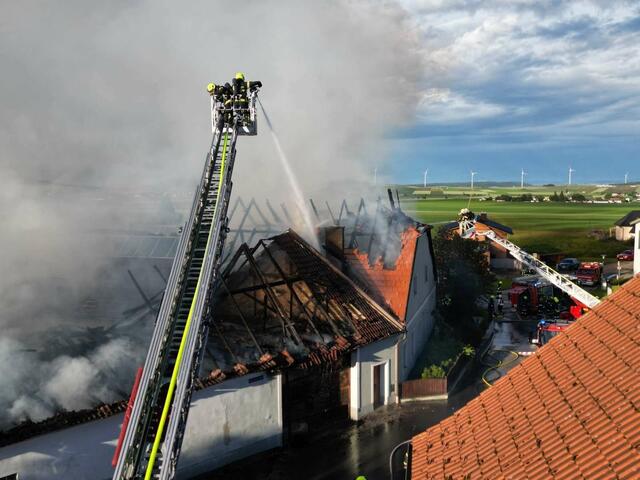 Im Einsatz waren 10 Feuerwehren mit über 200 Feuerwehrmitgliedern. | Foto: DOKU-NÖ