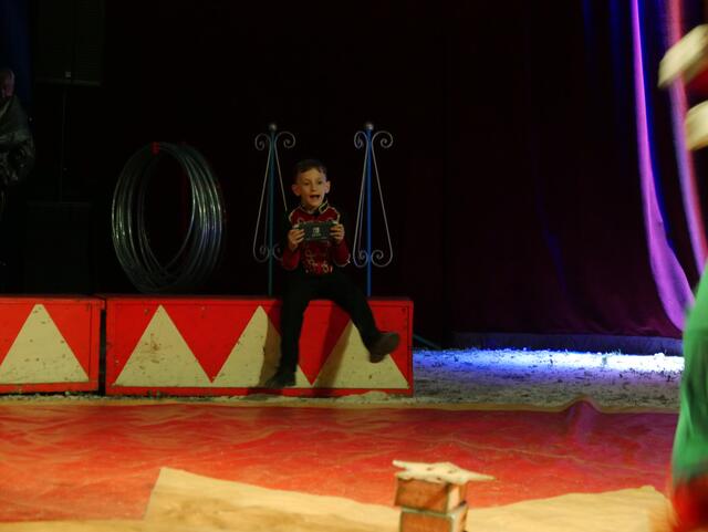 Mit seinem Controller steuert er Super-Mario durch die Manege. | Foto: Anita Empl