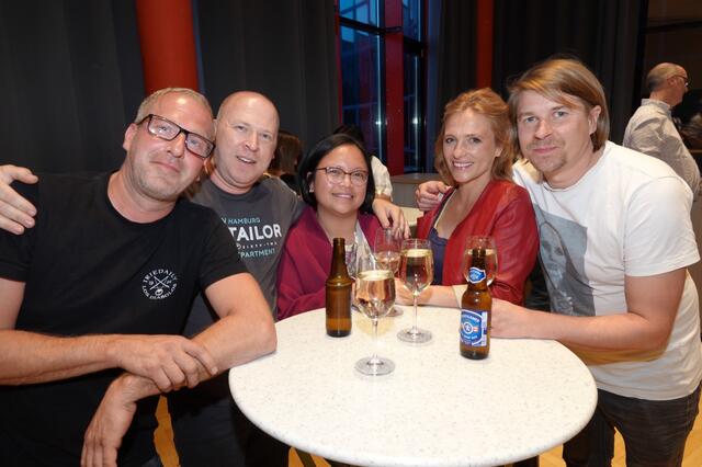 Ausgelassene Stimmung unter den Besucherinnen und Besuchern sah man an diesem Abend zu genüge. | Foto: Michael Blinzer