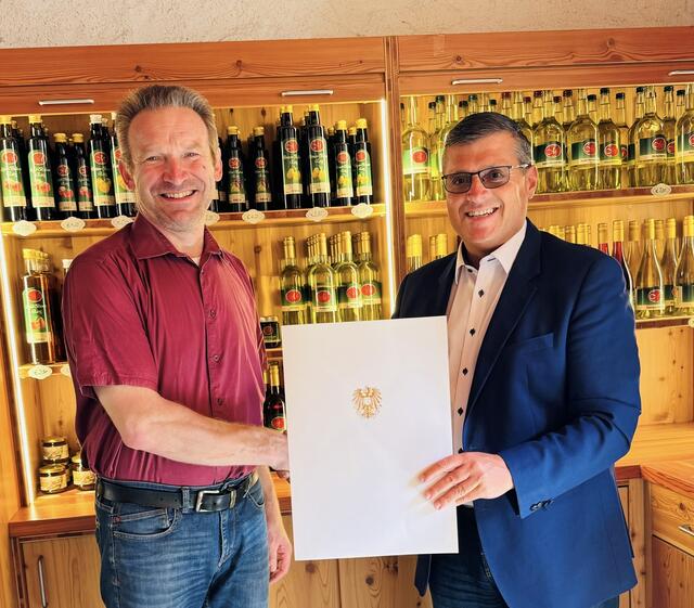 Andreas Moser (links) vom Radlerbauernhof Moser aus Mitterkirchen mit Manfred Hinterdorfer, Manager der Leader-Region Perg-Strudengau, der die Auszeichnung überbrachte. | Foto: Leader-Region Perg-Strudengau