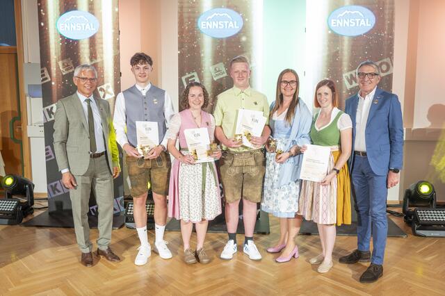 Verleihung "Stars of Styria": WKO-Regionalstellenobmann Egon Hierzegger, Teilnehmende der Ennstal Milch KG und WKO-Steiermark-Präsident Josef Herk | Foto: Foto Fischer/WKO Steiermark