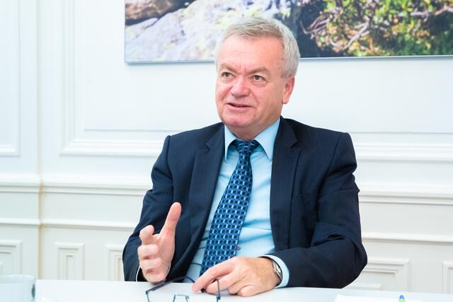 Auch LH-Stv. Anton Lang sieht derzeit keinen Bedarf an einem zusätzlichen Zugsverkehr im Verbundtarif, dessen Kosten über den Verbund finanziert werden würden. | Foto: Konstantinov