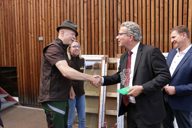 Die Tischlerei Kölbl wurde im Rahmen der Aktion „Land der Talente“ des Landtagsklubs der steirischen Volkspartei für ihr klares Bekenntnis zum nachhaltigen Baustoff Holz und damit zum Klimaschutz ausgezeichnet. | Foto: ÖVP Leoben