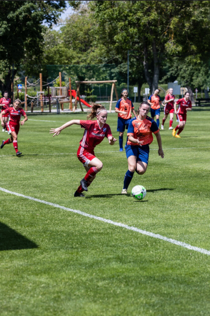 Auch die Frauen werden immer mehr im lokalen Fußball. | Foto: SV Zwentendorf
