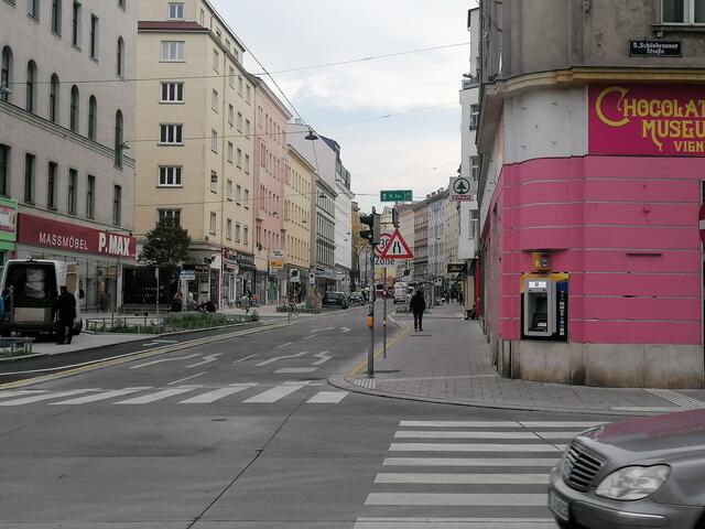 Seit Beginn ihrer Umgestaltung wird die Reinprechtsdorfer Straße als Einbahn geführt. | Foto: Wendtner