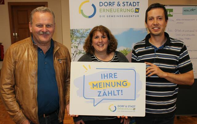 Bürgermeister Eduard Köck, Maria Inhofer (Obfrau Dorferneuerungsverein Thaya) und Projektmanager Daniel Fries (v.l.) | Foto: Schachenhofer/Dorf- &amp; Stadterneuerung