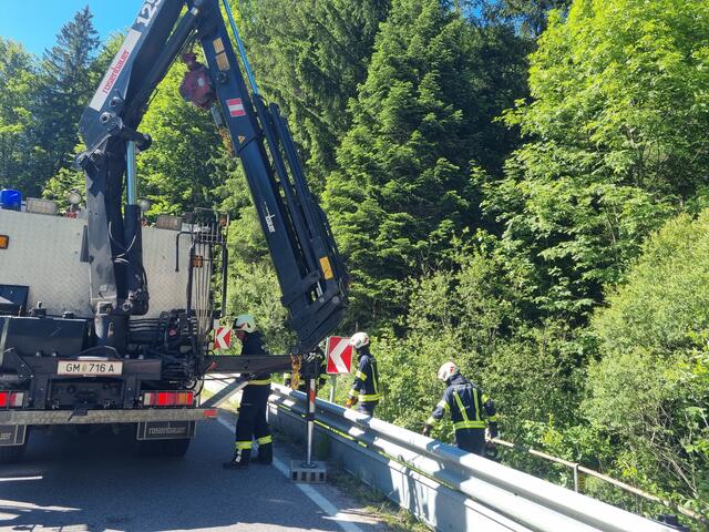 Das Motorrad wurde schließlich mit dem Kran des schweren Rüstfahrzeuges wieder zurück auf die Straße gehoben.  | Foto: FF Bad Ischl