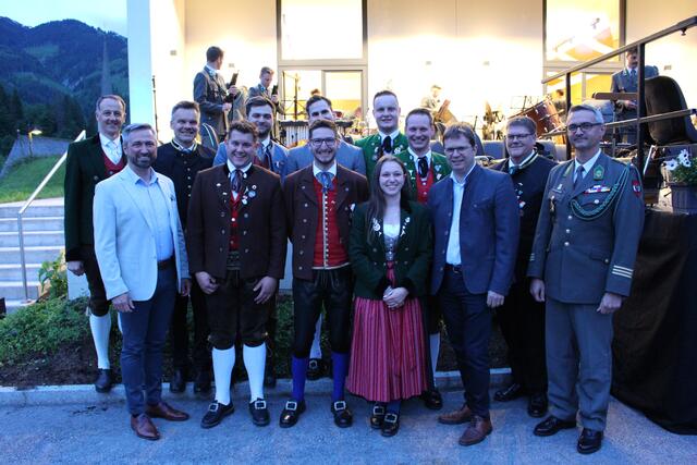 v.l.: Landeskapellmeister Roman Gruber, künstlerischer Leiter des Musikum Salzburg Thomas Aichhorn, Martin Singer, Lukas Erlbacher, Ulrich Stiegler, Jakob Kendlbacher, Wilhelm Embacher, Magdalena Hofer-Rettenwender, Florian Neumayr, Anton Höller, Klaus Vinatzer, Miachel Riexinger und Johann Schernthanner | Foto: SBV