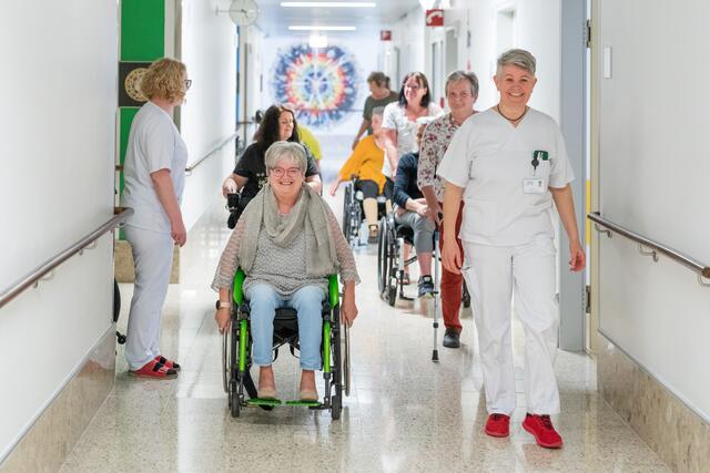 Die Patientinnen und Patienten fühlen sich auf der MS-Station im Salzkammergut Klinikum Bad Ischl sichtlich wohl. | Foto: OÖG
