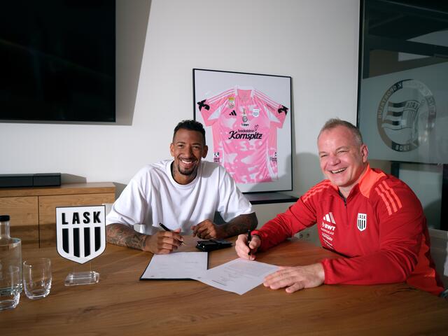 LASK-CEO Siegmund Gruber und Jerome Boateng bei der Vertragsunterzeichnung. | Foto: LASK