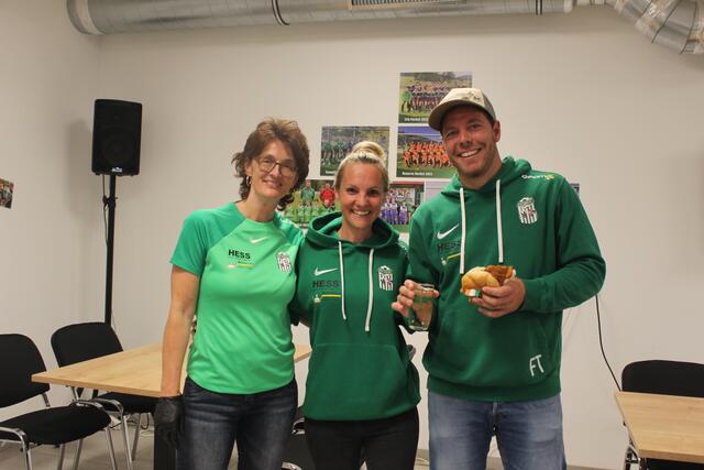 Kassiererin Alex Langmann mit Bettina und Franz Temper. | Foto: Vanessa Huber