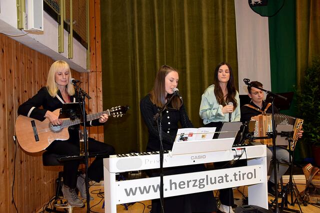 Heimspiel für "Herzgluat" aus Ranggen beim Jubiläum der Sängerrunde.