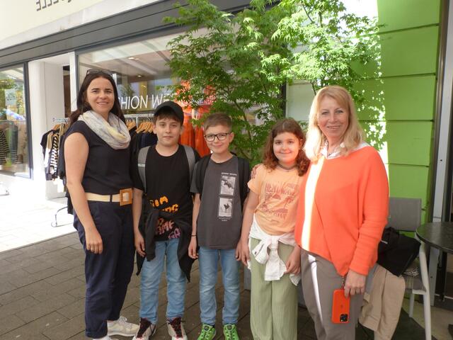 Stadträtin Eva Maria Kneisz und Obfrau des Stadtmarketings Maria Bauer hatten gemeinsam mit den Kids sichtliche Freude am Gauklerfest!