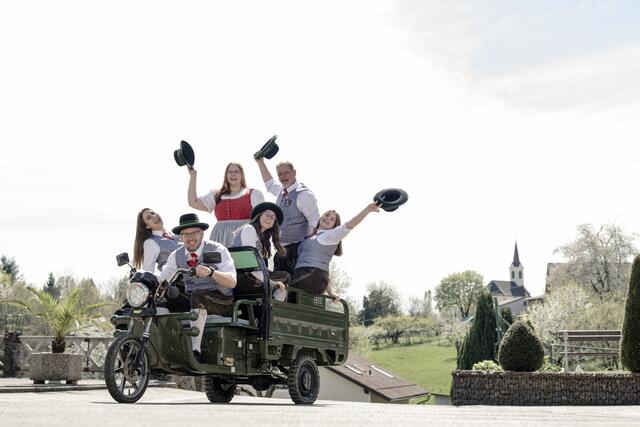Die Musikkapelle Krumegg besucht am Traktor die Bevölkerung und spielt zum Dämmerschoppen auf. | Foto: privat