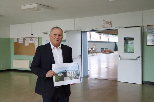 Die Pläne für den Umbau der gemeindeeigenen Mehrzweckhalle präsentiert Bürgermeister Andreas Grandits. Baubeginn ist im Juni. | Foto: Martin Wurglits