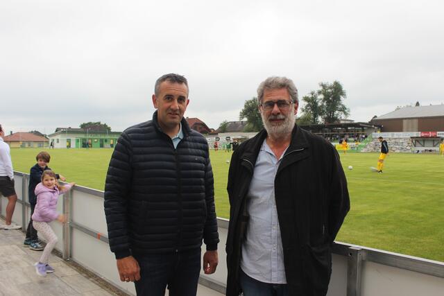 Bürgermeister Thomas Kraushofer und Obmann Richard Haidinger feuerten die Mannschaft an. | Foto: Vanessa Huber