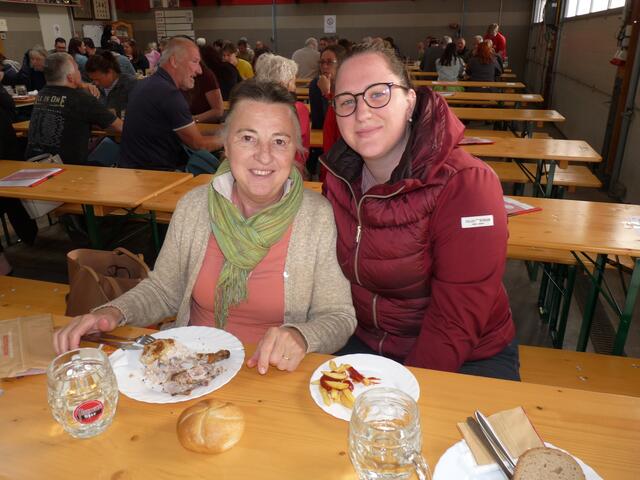 Anne Offenbach und Julia Kainz genießen die gesellige Atmosphäre.
