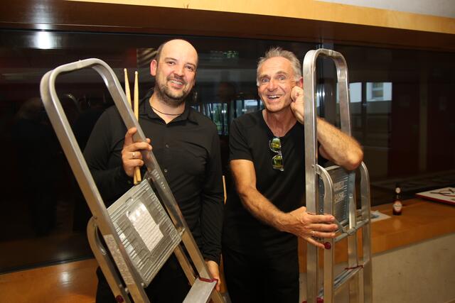 Trommlerei mit Leitern: Markus Schnöll und Jean Luc Huber.