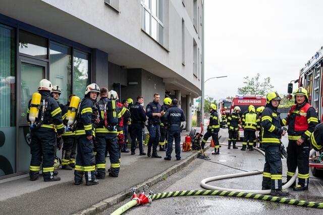 Ein Großaufgebot der Feuerwehren Perg, Pergkirchen und Naarn sowie das Rote Kreuz und die Polizei standen bis in die Nacht hinein im Einsatz. | Foto: TEAM FOTOKERSCHI.AT / SIMON BRANDSTÄTTER