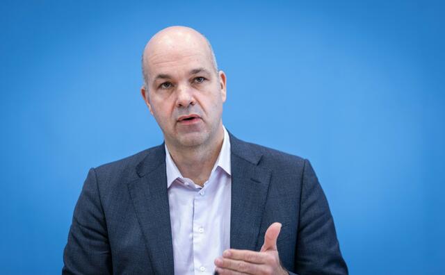 Marcel Fratzscher, Präsident des Deutschen Instituts für Wirtschaftsforschung, betont im Ö1-Mittagsjournal, die Bedeutung von Zuwanderung und den Ausstieg aus fossilen Energien für die europäische Wirtschaft. | Foto: Juliane Sonntag/ APA-Picturedesk