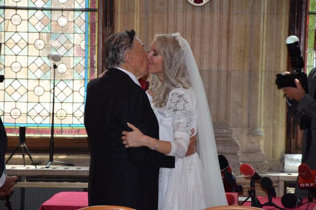 Richard Lugner und sein "Bienchen" Simone Reiländer haben sich gegen 14 Uhr das ersehnte "Jawort" gegeben. | Foto: Patricia Hillinger/rmw