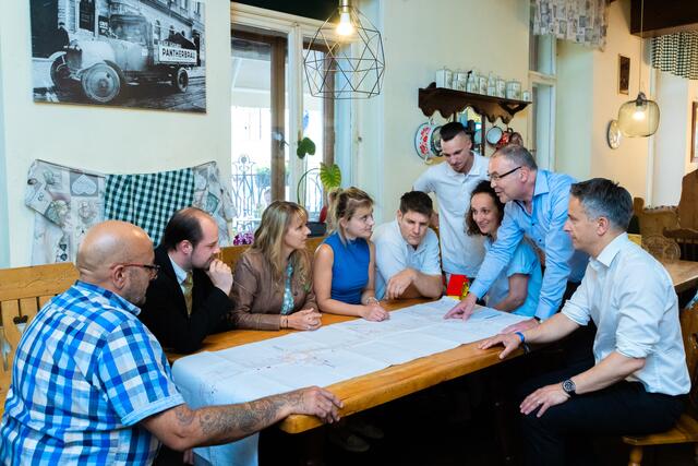 Die Anrainerinnen und Anrainer sind in großer Sorge, gemeinsam überlegt man Schritte gegen Stadt und Land. | Foto: Konstantinov