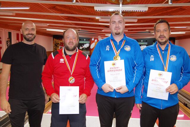 von links: KSKV-Vizepräsident und Sportobmann Roman Leitner, Gernot Harder (KC Philips), Sieger Patrick Geier und Daniel Waldhauser (beide KSK Klagenfurt-Magdalensberg)