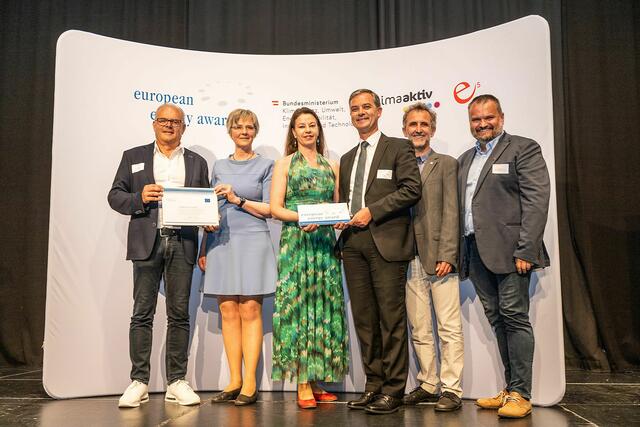 Bgm. LAbg. Wolfgang Dolesch, GK Werner Korrer und Gemeindeamtsleiterin Elisabeth Spirek nahmen den Preis für die Marktgemeinde Neudau entgegen. | Foto: BMK/Florian Berger