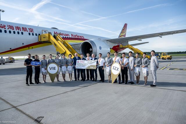 Mag. Julian Jäger, Vorstand der Flughafen Wien AG, Zhuo Zhang, General Manager Austria von Hainan Airlines, Ernst Woller, Erster Präsident des Wiener Landtags und Präsident der OECB, Crew von Hainan Airlines. | Foto: Flughafen Schwechat