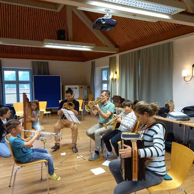 Harfe, Trompete, Flügelhorn und Harmonika spielen zusammen | Foto: Birgit Lichtenberger