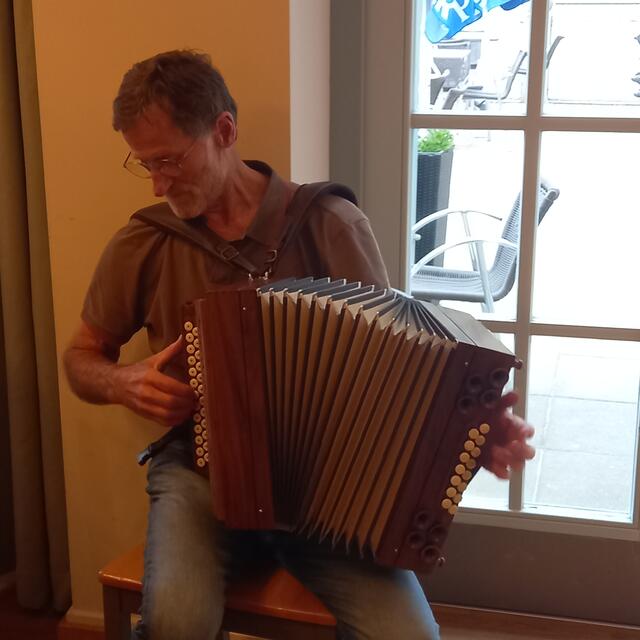 Wandlungsfähige Musiker: erst am Flügelhorn, dann Kontrabass und nun Harmonika | Foto: Birgit Lichtenberger