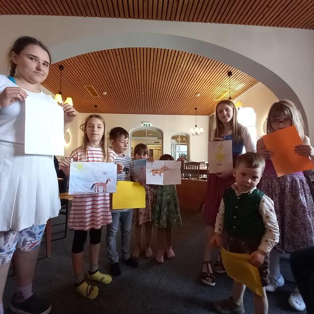 Von den Kindern wurde ebenso gesungen und die Tiere aus dem Lied gezeichnet "Oba Stutzerl hoasst mei Henn" | Foto: Birgit Lichtenberger