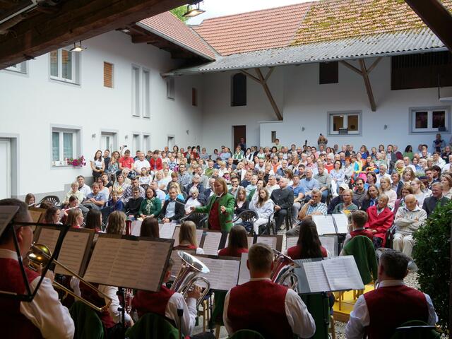 Kapellmeisterin Kathrin Ammerstorfer mit dem begeisterten Publikum