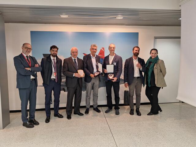 Mit dem Austausch kleiner Erinnerungsgeschenke dankten GFL-Präsident Doro Kowatsch (Bildmitte) - er war es, der 1988 den ersten österreichischen „Draken" aus Schweden nach Graz überstellt hat - und Markus Mahler der Leonardo-Führung mit Roberto Levo und Team für die Möglichkeit der Besichtigung.