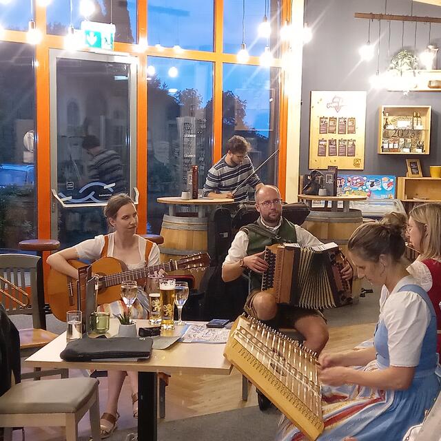 Am Freitag sangen die Schnodabixn und Margrets Musi mit den Teilnehmenden. | Foto: Birgit Lichtenberger