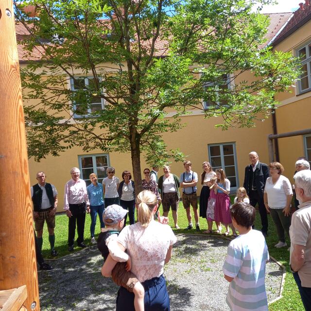 Abschlusslied unter dem Baum - am Ende kam doch noch die Sonne | Foto: Birgit Lichtenberger