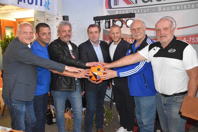 Beim Festakt am Ball: LA Bgm. Wolfgang Sodl, ASKÖ Rotenturm-Obm. Roman Takacs, Bgm. Manfred Wagner, NR Christian Drobits, ASKÖ Burgenland-Präs. NR Maximilian Köllner, ASKÖ Rotenturm-Präs. Gerhard Korkisch und BFV-Vizepräs. Konrad Renner | Foto: Michael Strini