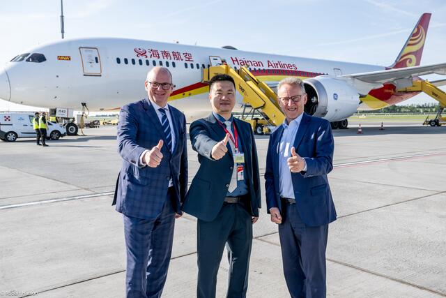 Mag. Julian Jäger, Vorstand der Flughafen Wien AG, Zhuo Zhang, General Manager Austria von Hainan Airlines und Ernst Woller, Erster Präsident des Wiener Landtags und Präsident der OECB.
| Foto: Flughafen Schwechat