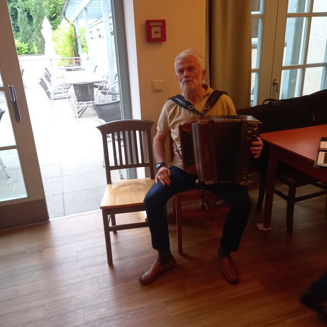 Ein Scherz auf den Lippen zwischen den Stücken | Foto: Birgit Lichtenberger