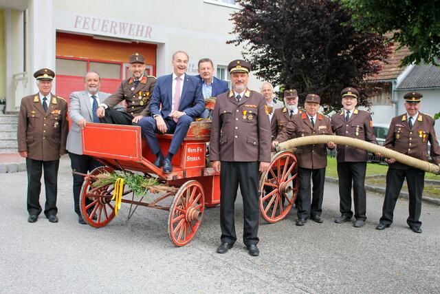 Gut gelaunt auf der historischen Spritze ging es beim 140-Jahr-Jubiläum der Feuerwehr Stuben zu. | Foto: Bezirksfeuerwehrkommando Oberwart/Alexander Flaschberger