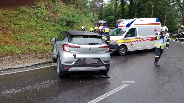 Verkehrsunfall auf der L317 mit zwei Fahrzeugen auf regennasser Fahrbahn | Foto: FF Krems