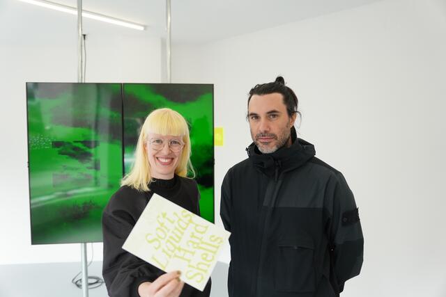Die Berliner Künstlerin Susi Gelb und Künstler Davide Allieri aus Italien präsentierten „Soft Liquids, Hard Shells“ im Kunstraum Konrad.