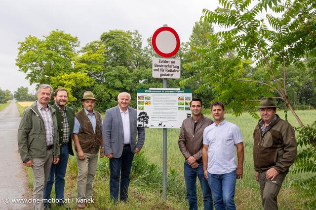 Hans Prendl, Jagdleiter Pellendorf, Franz Schmalzl, Jagdleiter Himberg, Franz Karpf, Jagdleiter Velm, Ernst Wendl, Bürgermeister der Marktgemeinde Himberg, Franz Prendl, Gemeindebauernratsobmann der Marktgemeinde Himberg und Ortsbauernratsobmann Pellendorf, Josef Zöchmeister, Ortsbauernratsobmann Velm,  Karl Bauer, Geschäftsführender Gemeinderat der Marktgemeinde Himberg für Landwirtschaft/Jagd aus Velm (vlnr). | Foto: www.cine-motion.at / Ivanek