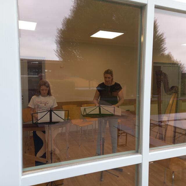 In jedem Raum gab es Musikunterricht: hier am Hackbrett. | Foto: Birgit Lichtenberger