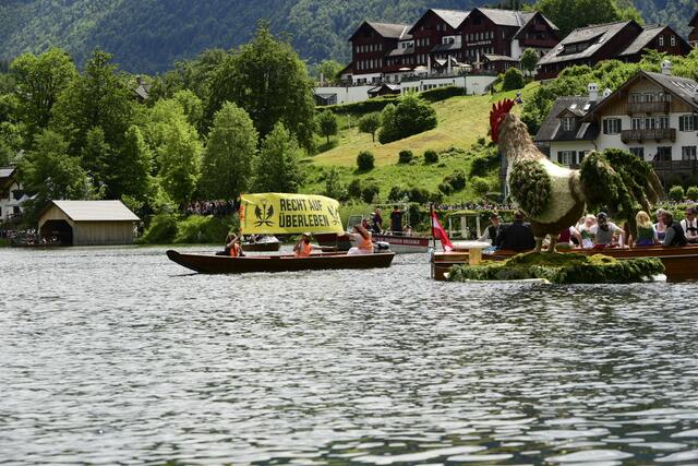 Seite an Seite mit den Blumenfiguren: Die "Letzte Generation" machte am Grundlsee nachhaltig auf sich aufmerksam. | Foto: Letzte Generation Österreich