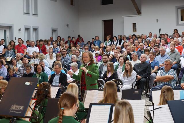 Das Jugendblasorchester unter der erstmaligen Leitung von Pia Fuchshuber